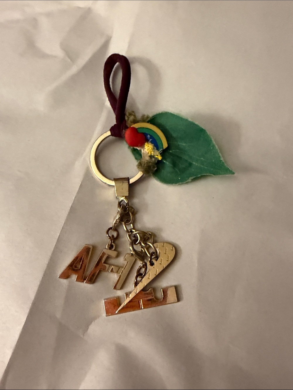 Source Unknown Gold-Tone Keychain with Green Leaf and Multicolor Rainbow